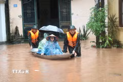 Cán bộ, chiến sĩ Bộ Chỉ huy Quân sự tỉnh Lạng Sơn hỗ trợ người dân vùng ngập lụt Phố Muối, phường Tam Thanh. (Ảnh: Quang Duy.TTXVN)