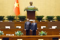 Chủ tịch Quốc hội Trần Thanh Mẫn cùng Chủ tịch Quốc hội Cộng hòa Côte d’Ivoire Patrick Achi tham quan Hội trường Diên Hồng nhà Quốc hội. (Ảnh: Doãn Tấn/TTXVN)