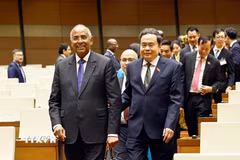 Chủ tịch Quốc hội Trần Thanh Mẫn cùng Chủ tịch Quốc hội Cộng hòa Côte d’Ivoire Patrick Achi tham quan Hội trường Diên Hồng nhà Quốc hội. (Ảnh: Doãn Tấn/TTXVN)