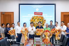 Bí thư Thành ủy Đà Nẵng Lương Nguyễn Minh Triết (thứ 7 từ trái qua) tặng hoa động viên, chúc mừng các y, bác sỹ. (Ảnh: Quốc Dũng/TTXVN)