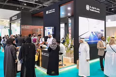 Khách tham quan trao đổi tại các gian hàng trong khu trưng bày Abu Dhabi Global Health Week 2025. (Ảnh: dmg events)