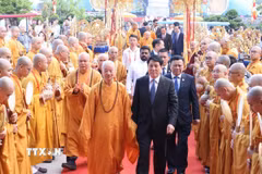 Chủ tịch nước Lương Cường và Trưởng lão hòa thượng Thích Trí Quảng, Pháp chủ Giáo hội Phật giáo Việt Nam dự khai mạc Đại lễ Phật đản Liên hợp quốc - Vesak 2025. (Ảnh: Lâm Khánh/TTXVN)