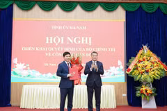 Ủy viên Bộ Chính trị, Bí thư Trung ương Đảng, Trưởng Ban Tổ chức Trung ương Lê Minh Hưng trao quyết định và tặng hoa chúc mừng tân Bí thư Tỉnh ủy Hà Nam Trương Quốc Huy. (Ảnh: Thanh Tuấn/TTXVN)