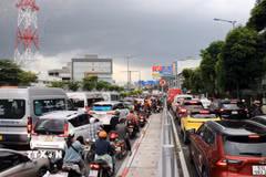 Hàng dài phương tiện nối đuôi nhau hướng về Nhà ga T3 - sân bay Tân Sơn Nhất ngày 29/8/2025. (Ảnh: Tiến Lực/TTXVN)