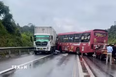 Hiện trường vụ va chạm giao thông giữa 4 xe ôtô khiến giao thông ùn tắc trên cao tốc Nội Bài-Lào Cai. (Ảnh: TTXVN phát)