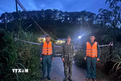 Xã D’Ran cử lực lượng chức năng phong tỏa khu vực nguy hiểm bảo vệ người dân. (Ảnh: TTXVN phát)
