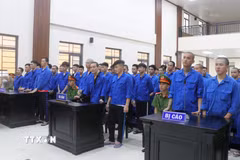 Các bị cáo nghe Hội đồng xét xử sơ thẩm tuyên án. (Ảnh: Công Mạo/TTXVN)