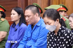 Các bị cáo trong phiên tòa ngày 9/12. (Ảnh: Linh Sơn/TTXVN)