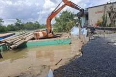 Triển khai khắc phục sạt lở tuyến đường bờ Tây sông Cổ Cò, xã Mỹ Lợi (Đồng Tháp). (Ảnh: Công Trí/TTXVN)