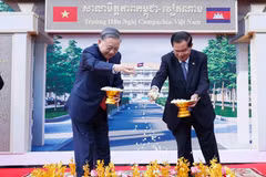 Tổng Bí thư Tô Lâm, Chủ tịch Đảng Nhân dân Campuchia, Chủ tịch Thượng viện Campuchia Samdech Techo Hun Sen thực hiện nghi thức động thổ Trường Hữu nghị Campuchia-Việt Nam. (Ảnh: Thống Nhất/TTXVN)