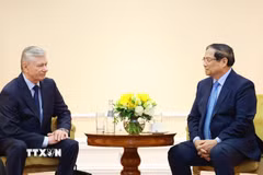 Thủ tướng Phạm Minh Chính tiếp đại diện Hội Hữu nghị Nga-Việt và Hội Cựu chiến binh Nga. (Ảnh: Dương Giang/TTXVN)
