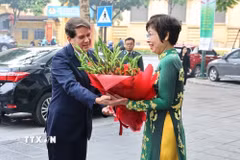 Tổng giám đốc TTXVN Vũ Việt Trang đón đồng chí Chủ tịch Jorge Leganõa Alonso. (Ảnh: Minh Đức/TTXVN)