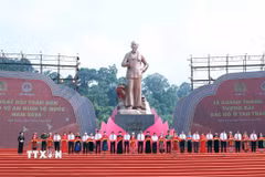 Tổng Bí thư Tô Lâm và các đại biểu thực hiện nghi thức khánh thành Tượng đài “Bác Hồ ở Tân Trào” tại xã Tân Trào, tỉnh Tuyên Quang. (Ảnh: Thống Nhất/TTXVN)