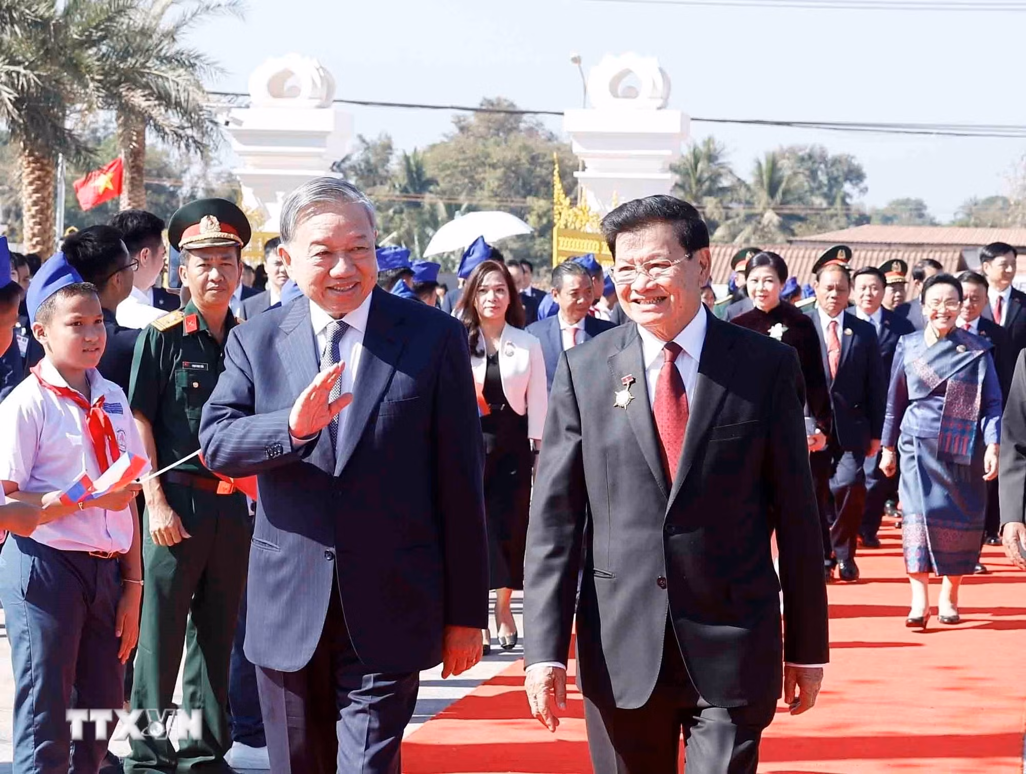 Tổng Bí thư Tô Lâm cùng Tổng Bí thư, Chủ tịch nước Lào Thongloun Sisoulith dự khánh thành Công viên Hữu nghị Lào-Việt Nam. (Ảnh: Thống Nhất/TTXVN)