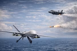 Mỹ bắn hạ UAV Iran áp sát tàu sân bay trên Biển Arab