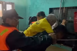 Lực lượng vũ trang Đà Nẵng xuyên đêm cứu hơn 180 người dân khỏi vùng lũ 