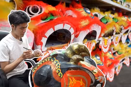 Đầu lân giấy bồi Huế: Giữ nghề truyền thống, bắt nhịp thời đại