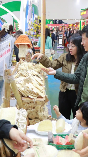 Hội chợ Mùa Xuân rộn ràng không khí mua sắm khi người dân đổ về tham quan.