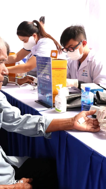 Khám chữa bệnh cho người dân. (Ảnh: Thanh Hòa/TTXVN)