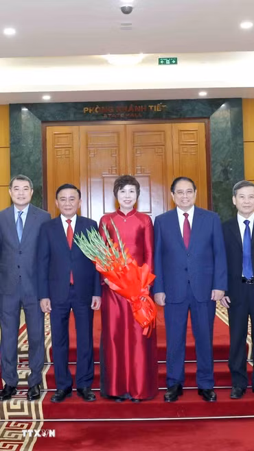 Thường trực Ban Bí thư Trần Cẩm Tú, Thủ tướng Phạm Minh Chính cùng các đồng chí lãnh đạo Đảng, Nhà nước chụp ảnh chung với Ban lãnh đạo Thông tấn xã Việt Nam. (Ảnh: Phương Hoa/TTXVN)