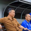 Chủ tịch Liên đoàn Bóng đá Việt Nam Trần Quốc Tuấn động viên đội tuyển Việt Nam trước trận đấu với Singapore. (Ảnh: VFF)
