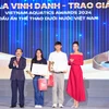Ban Tổ chức trao giải cho Nam/Nữ VĐV Bơi Xuất sắc cho Nguyễn Huy Hoàng và Võ Thị Mỹ Tiên. (Ảnh: BTC)