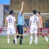 Vũ Đình Hai (số 21) nhận thẻ đỏ khiến Hà Nội FC nhận thất bại 0-1 trước Hoàng Anh Gia Lai ngay tại Hàng Đẫy. (Ảnh: HAGL)