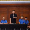 Chủ tịch Liên đoàn Bóng đá Việt Nam (VFF) Trần Quốc Tuấn (áo đen) gặp gỡ, động viên tinh thần các thành viên của đội tuyển Việt Nam. (Ảnh: VFF)