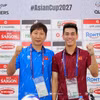 Huấn luyện viên trưởng Kim Sang-sik (trái) quyết tâm cùng các học trò tạo ra "cơn mưa bàn thắng" trước Đội tuyển Lào. (Ảnh: VFF)
