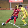 Chủ nhà Công an Hà Nội (áo đỏ) phải "toát mồ hôi" mới giữ lại được 1 điểm trước đội khách Quảng Nam ở vòng 13 V-League 2024-2025.