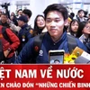 HLV Kim Sang-sik, Đình Bắc bị... "kèm chặt" bởi cổ động viên ở sân bay Nội Bài