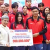 Đội tuyển Điền kinh Việt Nam nhận thưởng 1 tỷ đồng sau thành tích tại SEA Games 33. (Ảnh: Việt Anh/Vietnam+)