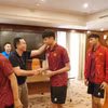 Chủ tịch Liên đoàn Bóng đá Việt Nam Trần Quốc Tuấn (áo đen) động viên các tuyển thủ U17 Việt Nam trước trận tứ kết Giải U17 châu Á 2026. (Ảnh: VFF)