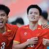 "Siêu dự bị" Thanh Nhàn (phải) ăn mừng pha lập công ấn định chiến thắng 2-0 của U22 Việt Nam trước Philippines. (Ảnh: TTXVN)