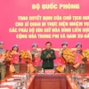 Thượng tướng Hoàng Xuân Chiến, Thứ trưởng Bộ Quốc phòng trao Quyết định của Chủ tịch nước cho các sỹ quan. (Ảnh: Trọng Đức/TTXVN)