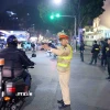 Lực lượng Cảnh sát Giao thông phối hợp với lực lượng Cảnh sát Cơ động điều tiết phân luồng giao thông. (Ảnh: Phạm Kiên/TTXVN)