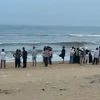 Nhiều người đổ ra bờ biển Vinh Thanh ngóng tìm nam sinh lớp 7 mất tích do sóng cuốn. (Nguồn: báo Tiền phong)