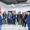 Lãnh đạo Đại học Bách khoa Hà Nội và lãnh đạo Viettel cùng các giảng viên, cán bộ hai đơn vị nghe giới thiệu, tham quan phòng thí nghiệm 5G/6G. (Nguồn: Đại học Bách khoa Hà Nội)