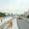 Đoạn song hành Quốc lộ 50 dài 2km, từ nút giao Trịnh Quang Nghị đến điểm giao Quốc lộ 50 đang hoàn thiện để thông xe ngày 30/12/2024. (Ảnh: Tiến Lực/TTXVN)