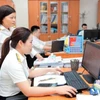 Cán bộ, công chức thuế rà soát, chuẩn hóa dữ liệu mã số thuế. (Ảnh: Phạm Hậu/TTXVN)