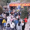 Đông đảo người dân làm lễ tại khu vực đền Thiên Trường. (Ảnh: Công Luật/TTXVN)