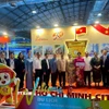 Các đại biểu chụp ảnh chung tại triển lãm. (Ảnh: TTXVN phát)