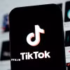 Biểu tượng TikTok trên màn hình điện thoại di động ở Arlington, Virginia, Mỹ. (Ảnh: THX/TTXVN)