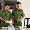 Cơ quan Công an thu giữ tang vật vụ án. (Ảnh: TTXVN phát)