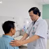 Bác sỹ Thân Trọng Vũ, Trưởng Khoa Ngoại lồng ngực (bên phải) kiểm tra sức khỏe cho bệnh nhân N.T.K trước khi làm thủ tục xuất viện. (Nguồn: báo Đà Nẵng)