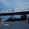 Biểu tượng của Tập đoàn SpaceX tại cổng vào trung tâm vũ trụ Brownsville ở Texas, Mỹ. (Ảnh: Reuters/TTXVN)