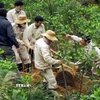 Nhân viên Tổ chức MAG tiến hành xử lý bom sót lại sau chiến tranh tại các địa phương trong tỉnh Quảng Bình. (Ảnh: TTXVN phát)