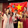 Một tiết mục văn nghệ do thiếu nhi Việt kiều trình diễn. (Ảnh: Thu Hà/TTXVN)