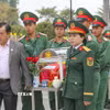 Đưa hài cốt các liệt sỹ về an táng tại Nghĩa trang Liệt sỹ Tông Khao, xã Thanh Nưa, huyện Điện Biên, tỉnh Điện Biên. (Ảnh: TTXVN phát)
