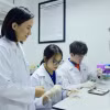 Giảng viên và sinh viên. (Nguồn: USTH)